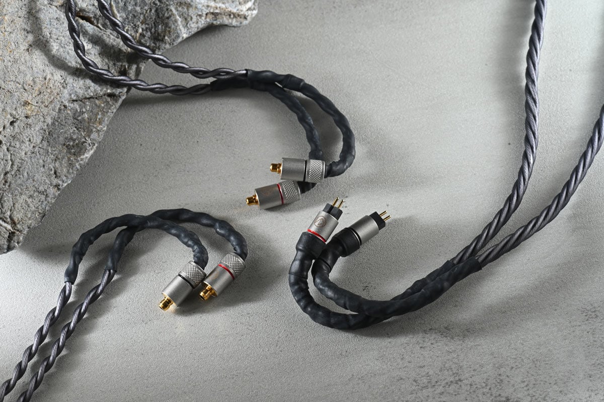 日本品牌 Brise Audio 以往的耳機線都以純銅物料製作，最近作出了新的嘗試，推出首款以「SHIROGANE」（白銀）命名的原創純銀線系列，定位為 Ultimate 頂級之作，分別有 4 絞及 8 絞兩個版本。