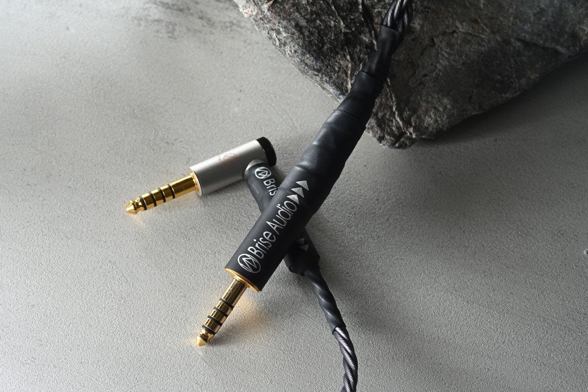 日本品牌 Brise Audio 以往的耳機線都以純銅物料製作，最近作出了新的嘗試，推出首款以「SHIROGANE」（白銀）命名的原創純銀線系列，定位為 Ultimate 頂級之作，分別有 4 絞及 8 絞兩個版本。