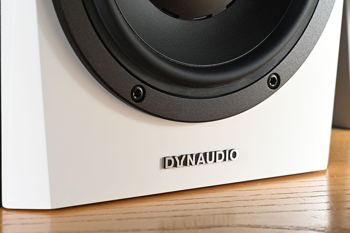 近年有不少朋友都喜歡在桌面組建一套音響系統聽歌，主動式鑑聽喇叭就是最常見的選擇之一，不過這類產品通常為錄音室而設，太過精細銳利的音色未必適合長時間聽歌。今次借到手測試的 LYD 7 就是丹麥音響名廠 Dynaudio 推出的主動式鑑聽喇叭，究竟有豐富的音響經驗和技術加持，LYD 7 的表現又和普通鑑聽喇叭有甚麼不一樣？