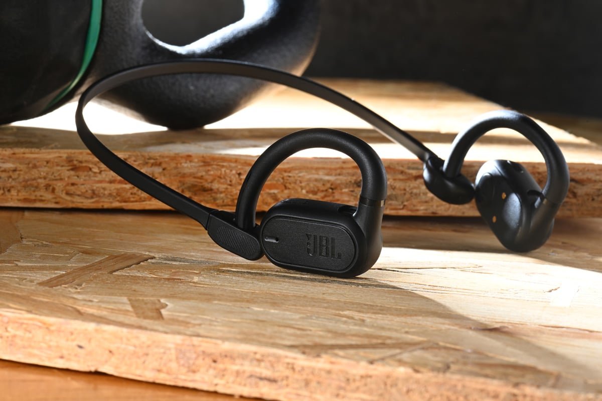 近期不少耳機廠商紛紛推出不入耳真無線耳機，即是耳機不會深入耳道，而是離開耳朵的位置發聲，這個耳機類別可見愈來愈受歡迎。擁有接近 80 年歷史的 JBL 亦帶來 Soundgear Sense，是品牌第一款不入耳真無線耳機，它更獲得 Red Dot Award 2023 獎項。