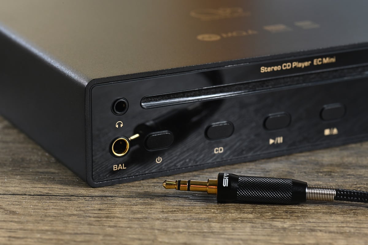 Shanling 近年推出不少 CD 播放機，繼 EC3、ET3 之後，又有最新力作 EC mini，是一款可攜式專業級 CD 機。EC mini 機面設有吸入式碟盤用作播放 CD，同時也提供了 microSD 卡槽播歌，亦可當成 USB DAC，還支援雙向藍牙等功能。最重要的是，此機內置了電池，當成流動 CD Player 或 DAP 使用也沒問題。