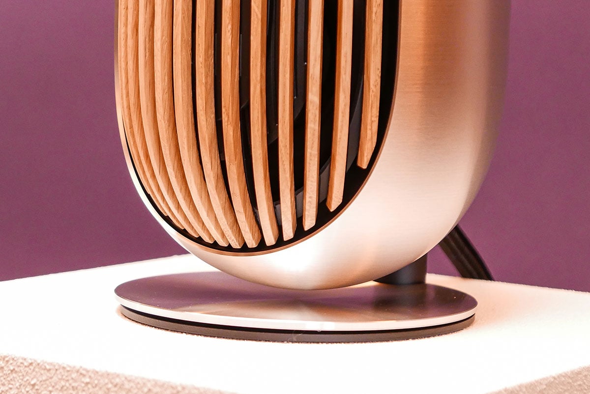 丹麥音響名廠 Bang & Olufsen 早前公佈了小型多功能喇叭 Beolab 8，木面罩配合鋁金屬機身，延續了一貫 B&O 的精緻優雅設計，同時具備自家的出色音效。這款精緻實用的喇叭剛剛就正式抵港，多種安裝和使用方式，更加讓 Beolab 8 可以輕易融入 B&O 的影音系統當中。