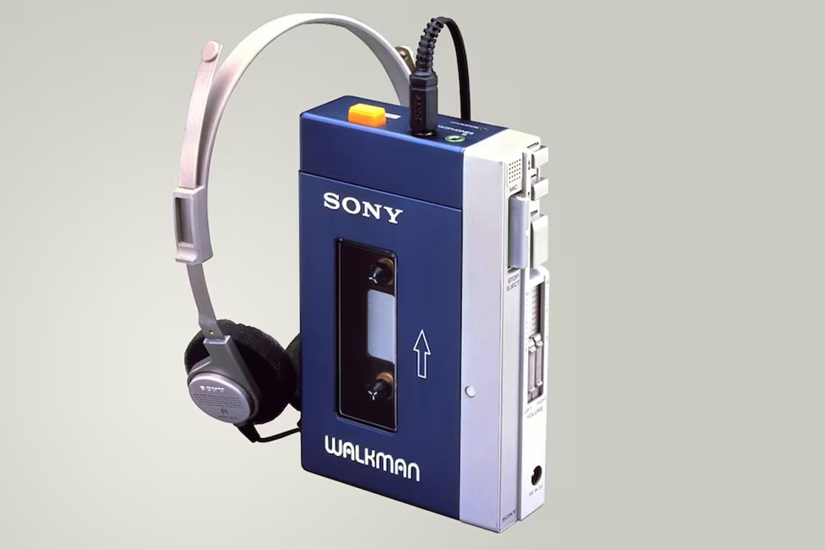 耳機款式的流行，有時也不一定是瘋狂的往高質、潮款去跑，Mondo 近日推出的 On-Ear Freestyle，就是耳機的倒後鏡。它的外形就是向那 1979 年，Sony 把 Walkman 帶到世界時的所用的耳筒致敬，重現那款小型輕巧的耳筒。