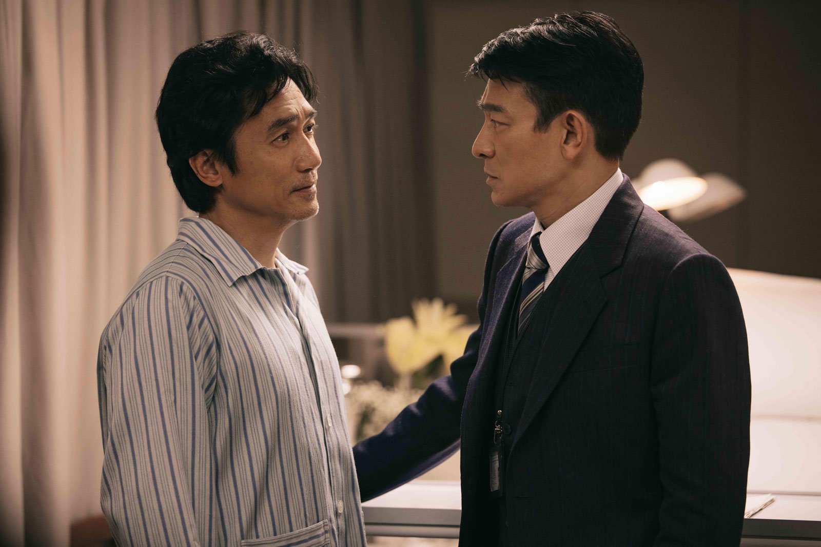 看畢《金手指》後，上網翻查資料，才知道故事是以知名金融騙局「佳寧案」為藍本。案中主腦以光怪離陸的手段騙財，疑似指使數宗謀殺案，屢次賄賂官員，甚至是坐牢僅年半便全身而退等情節，原來真有其事，通通沒有誇大。案情如此曲折離奇，單看文字描述經已嘖嘖稱奇，理應很適合拍成電影，對吧？
遺憾的是，改編這宗詐騙奇聞時，兼任編導的莊文強花費極多篇幅交代複雜案情，卻沒有運用想像力填補箇中未解謎團；即使以影射佳寧案主腦陳松青的程一言為主角，亦只是一再喧染他在歷年傳聞中的神祕、傳奇色彩，未曾嘗試揭開一代老千撲朔迷離的真正面貌，並將之改編成有血有肉的角色。故事越到後段，重劇情輕角色的失衡越見嚴重，難免令人惋惜一個大有發揮的題材給浪費了。