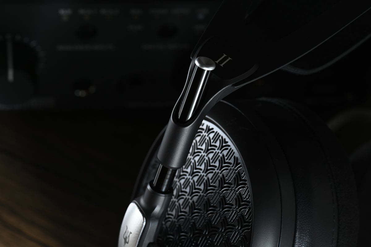 Meze Audio 於 2018 年誕生的 Empyrean 平板耳機，成功搶佔了高端 Head-Fi 市場，事隔多年，第二代作品 Empyrean II 正式推出，不僅在外觀上作出了變化，其混合式結構平板單元 MZ3 亦經過重新調聲，在音質上有大幅的改良。