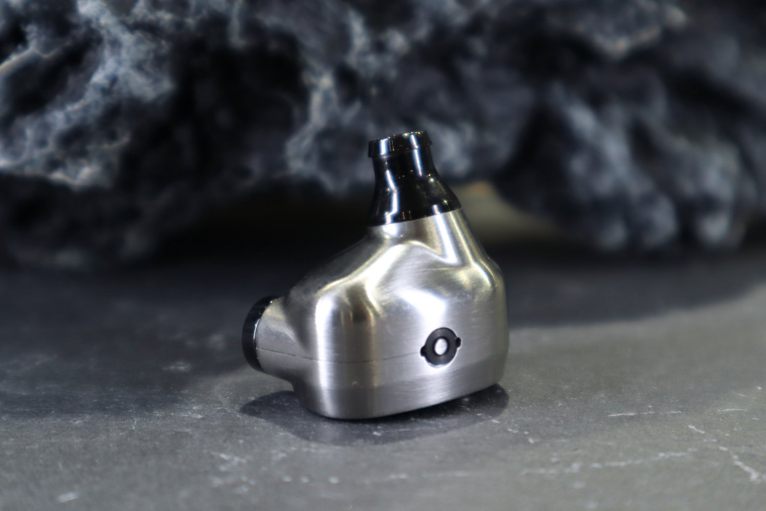 Campfire Audio 早前的 Chromatics系列耳機，其配色相當吸睛。不過最近推出的獨立型號 Black Star 特別限量版，可謂來一個大反差，不鏽鋼外殼設計配以⿊⾊面板，給予人低調扎實的感覺。