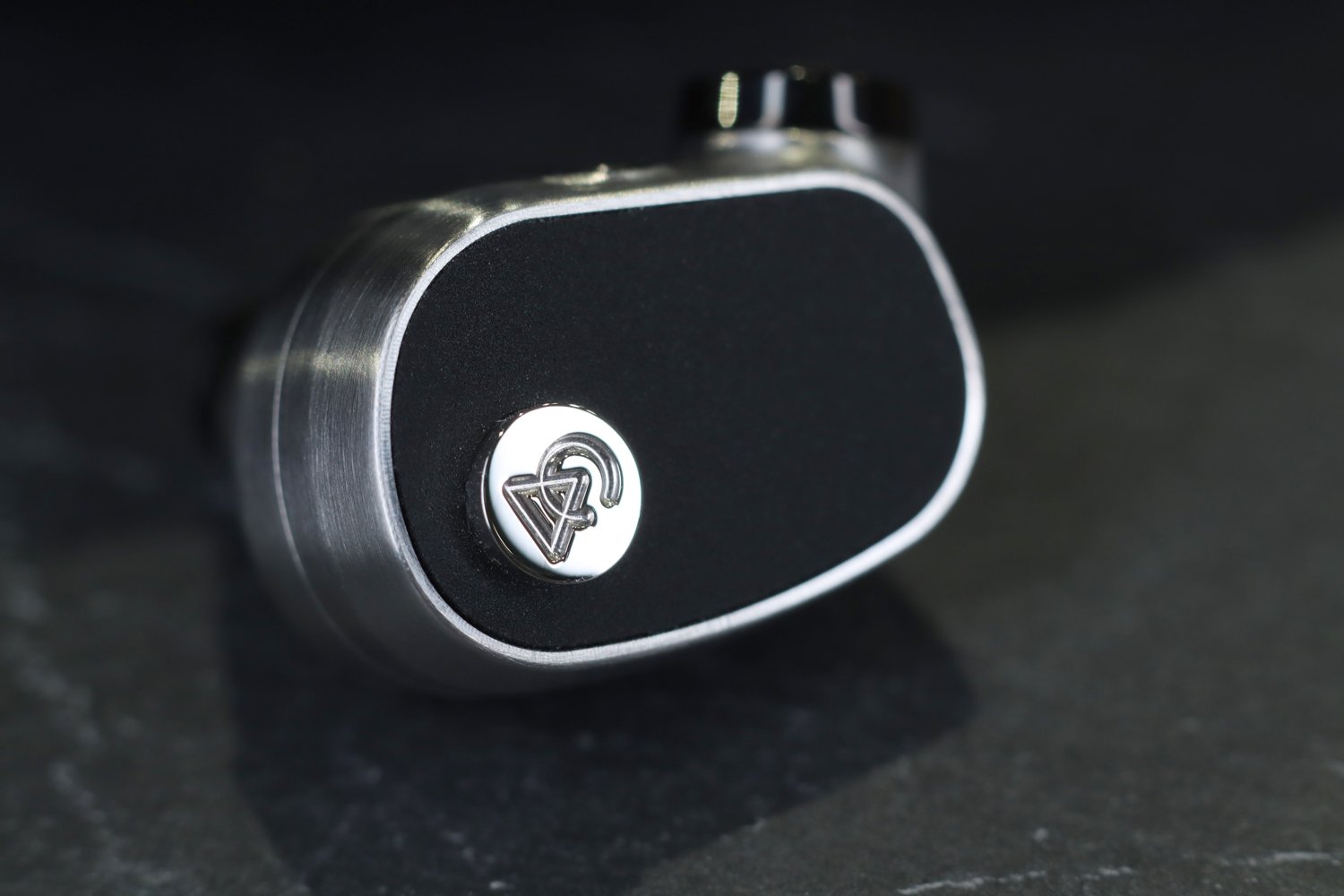 Campfire Audio 早前的 Chromatics系列耳機，其配色相當吸睛。不過最近推出的獨立型號 Black Star 特別限量版，可謂來一個大反差，不鏽鋼外殼設計配以⿊⾊面板，給予人低調扎實的感覺。