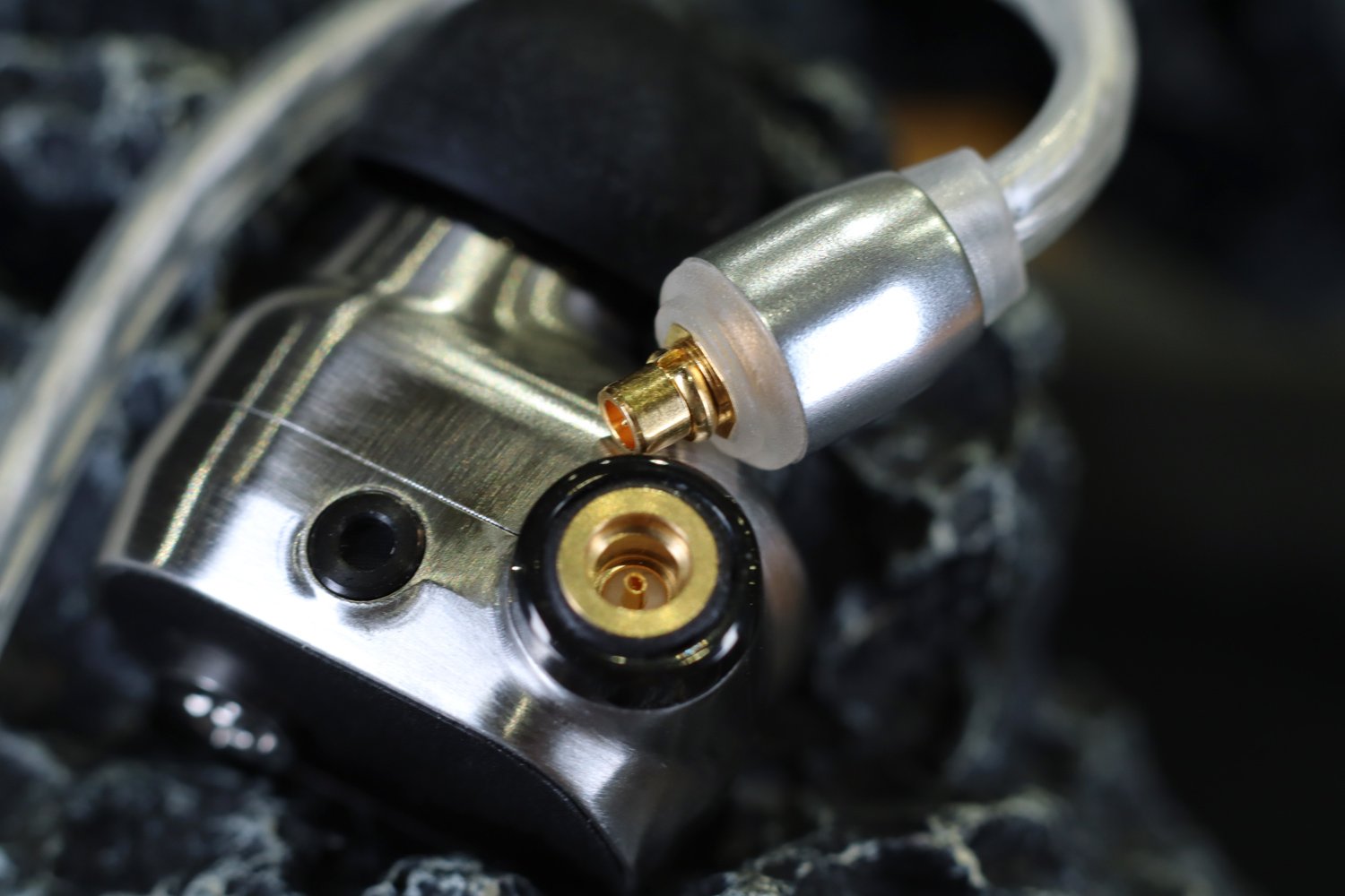 Campfire Audio 早前的 Chromatics系列耳機，其配色相當吸睛。不過最近推出的獨立型號 Black Star 特別限量版，可謂來一個大反差，不鏽鋼外殼設計配以⿊⾊面板，給予人低調扎實的感覺。