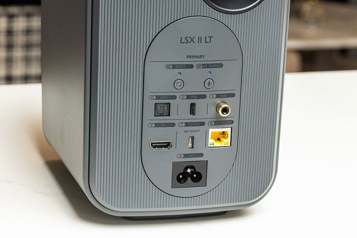 近年相當流行內置音樂串流功能的主動式喇叭，KEF 推出的 LS60 Wireless、LS50 Wireless II 等都是熱賣型號。當中 LSX II 屬於比較親民的系列，不過售價也要過萬。為了滿足普通用家的需要，KEF 最新推出了 LSX II 的「Lite」輕量版本「LSX II LT」，刪減了部分較少用到的功能，以及精簡了設計，讓售價更相宜、更易入手。