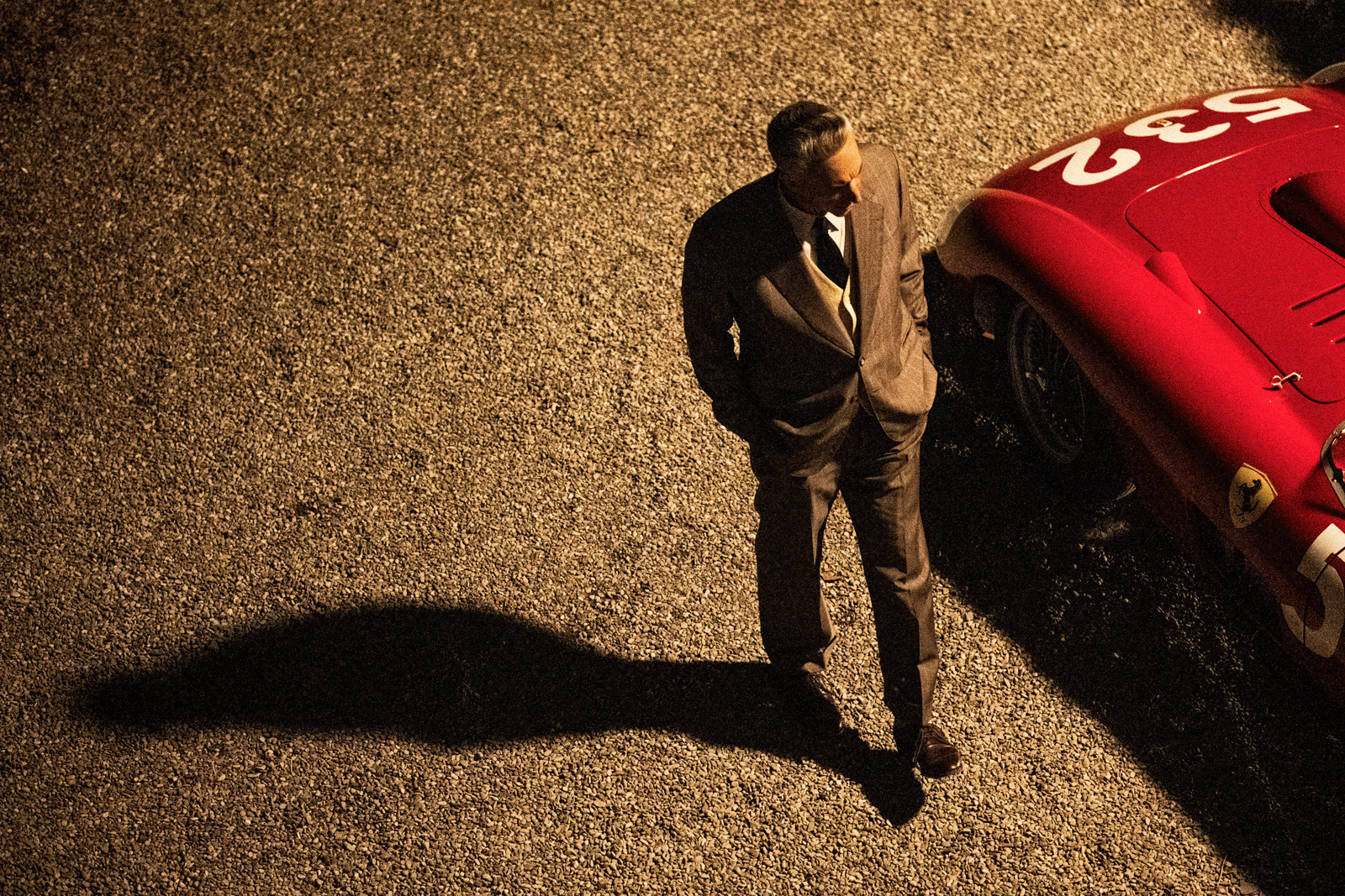 米高曼（Michael Mann）的新作《法拉利》（Ferrari），拍來自有一份沉實與老派。這裡的老派絕非貶意。已經年屆八十歲的米高曼，鏡下的賽車場面兼具速度和力度，而且也和美國的賽車電影傳統遙相呼應。描寫現代賽車競技的電影，大約在六十年代中開始在荷里活出現，伴隨著一級方程式和其他頂級水平賽車項目變得愈來愈知名和國際化，像史提夫麥昆（Stephen McQueen）主演的《死亡大賽車》（Le Mans）、多國一線男星合演的《大賽車》（Grand Prix）這種圍繞膾炙人口的賽車比賽的電影就應運而生。這種類型的賽車電影一直流傳至今天，也沒有完全消失。近十年來比較有代表性的，當數朗侯活（Ron Howard）改編七十年代一級方程式傳奇對碰的《一級雙雄》（Rush），以及寫福特車廠要挑戰勒芒耐力賽的《極速傳奇：福特決戰法拉利》（Ford v Ferrari）。