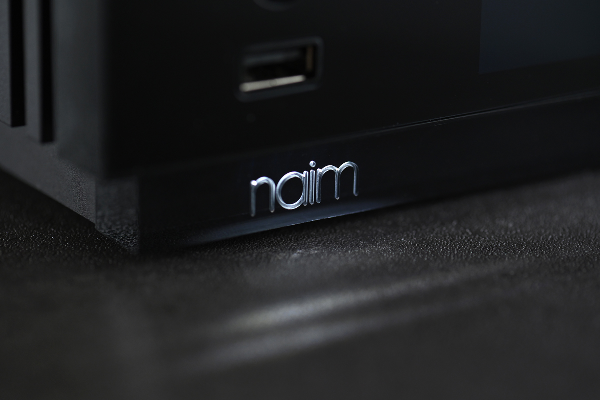 Naim Audio 的 Uniti Atom Headphone Edition 雖不算是新產品，但它絕對是品牌最熱門型號之一。從名字上看，顧名思義是 Uniti Atom 一體化串流播放機的耳機版本，由一體化合併機，變身成為一體化耳擴兼前級，特別加入了 4.4mm TRRRS 及 4pin XLR 平衡輸出，在 16Ω 負載下，每聲道功率高達 1.5W。