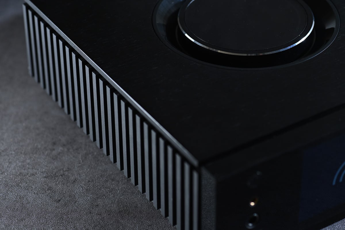 Naim Audio 的 Uniti Atom Headphone Edition 雖不算是新產品，但它絕對是品牌最熱門型號之一。從名字上看，顧名思義是 Uniti Atom 一體化串流播放機的耳機版本，由一體化合併機，變身成為一體化耳擴兼前級，特別加入了 4.4mm TRRRS 及 4pin XLR 平衡輸出，在 16Ω 負載下，每聲道功率高達 1.5W。