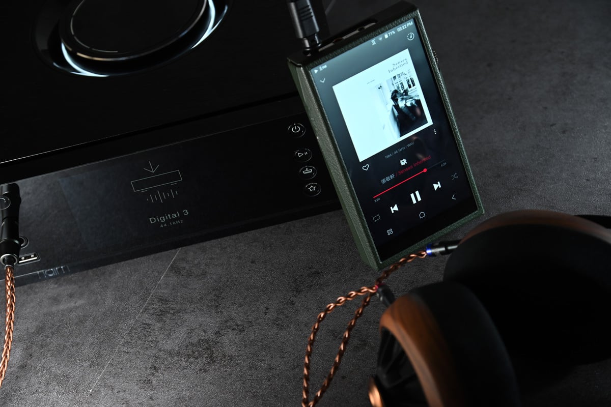 Naim Audio 的 Uniti Atom Headphone Edition 雖不算是新產品，但它絕對是品牌最熱門型號之一。從名字上看，顧名思義是 Uniti Atom 一體化串流播放機的耳機版本，由一體化合併機，變身成為一體化耳擴兼前級，特別加入了 4.4mm TRRRS 及 4pin XLR 平衡輸出，在 16Ω 負載下，每聲道功率高達 1.5W。