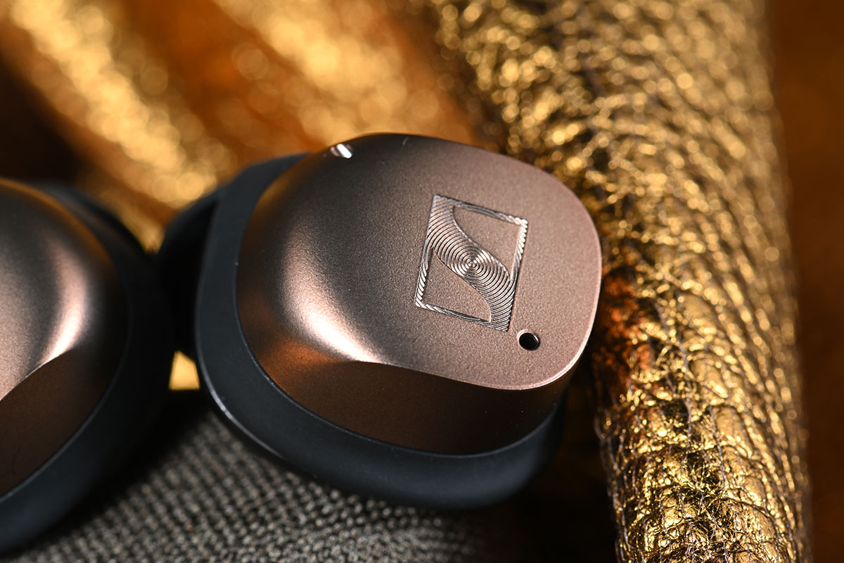 Sennheiser 推出的 MOMENTUM 系列真無線耳機可算是其中一個最受歡迎的真無線耳機系列之一，今次推出的最新一代 MOMENTUM True Wireless 4 則更進一步，由規格到音色、調音都全面升級，加上豐富的功能，吸引力更高。