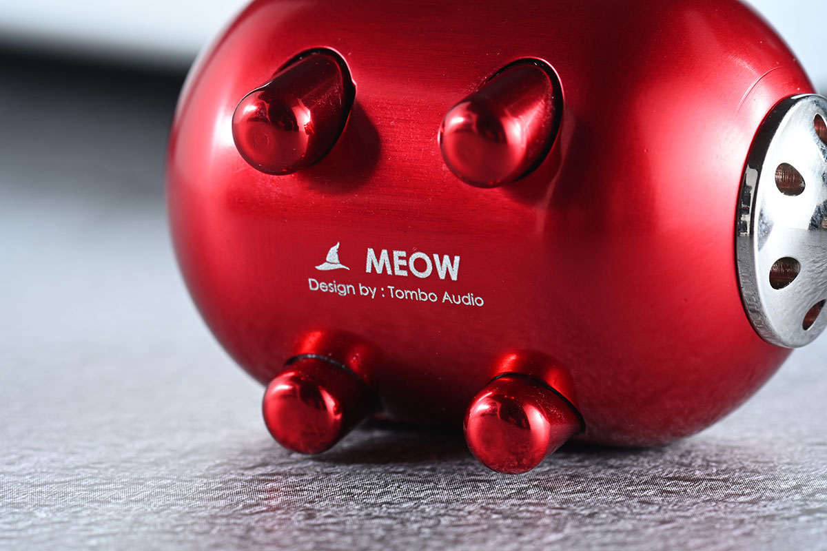 近年不少用家都發現地盒可以提供相當有效的音質提升，甚至興起小型地盒的熱潮。而比起之前測試過的 YUKIMU PNA-USB01、PNA-RCA01 以至 KOJO Crystal E-G、Crystal Ep 這種比較「傳統」的設計，今次借來測試的 Tombo Audio Meow GR，其可愛小貓的外形算是近期試過最特別的音響配件，而且問過資料之後更發現，除了接地的功能之外，外形更有聲學調聲的設計，加上裝飾用途，一物多用。