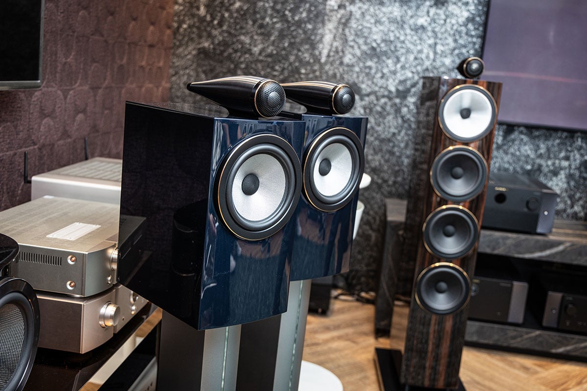 英國音響名廠 Bowers & Wilkins 最新推出 700 S3 系列的 Signature 簽名版，今次的 700 S3 Signature 包括了座地型號 702 S3 Signature、書架型號 705 S3 Signature，以及事隔二十年首次再加入的中置型號 HTM71 S3 Signature，讓家庭影院用家都可以享受到 Signature 簽名版級別的卓越性能。