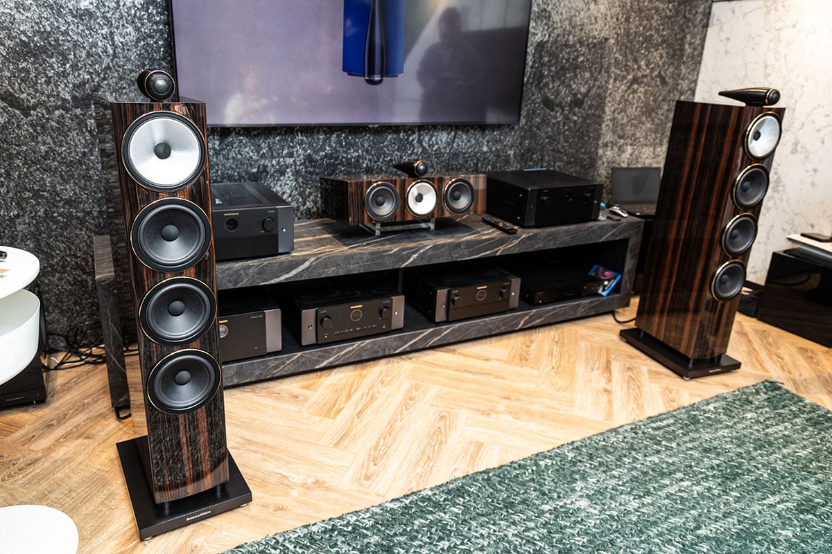 英國音響名廠 Bowers & Wilkins 最新推出 700 S3 系列的 Signature 簽名版，今次的 700 S3 Signature 包括了座地型號 702 S3 Signature、書架型號 705 S3 Signature，以及事隔二十年首次再加入的中置型號 HTM71 S3 Signature，讓家庭影院用家都可以享受到 Signature 簽名版級別的卓越性能。