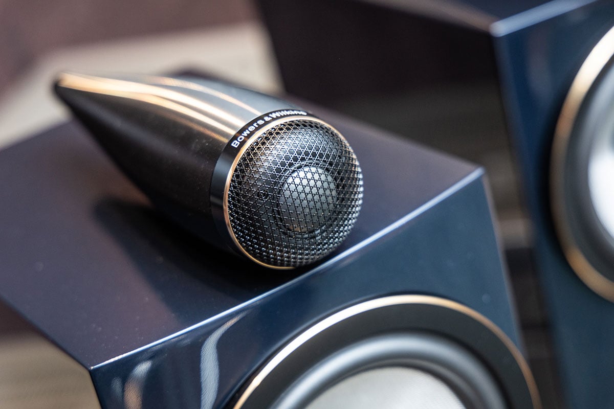 英國音響名廠 Bowers & Wilkins 最新推出 700 S3 系列的 Signature 簽名版，今次的 700 S3 Signature 包括了座地型號 702 S3 Signature、書架型號 705 S3 Signature，以及事隔二十年首次再加入的中置型號 HTM71 S3 Signature，讓家庭影院用家都可以享受到 Signature 簽名版級別的卓越性能。