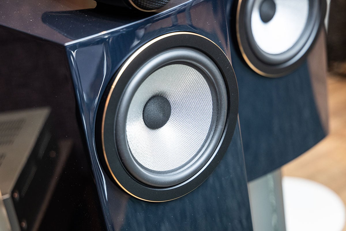 英國音響名廠 Bowers & Wilkins 最新推出 700 S3 系列的 Signature 簽名版，今次的 700 S3 Signature 包括了座地型號 702 S3 Signature、書架型號 705 S3 Signature，以及事隔二十年首次再加入的中置型號 HTM71 S3 Signature，讓家庭影院用家都可以享受到 Signature 簽名版級別的卓越性能。