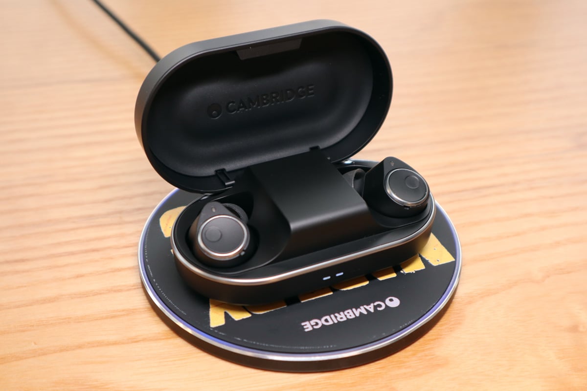英國品牌 Cambridge Audio 在港舉行了 Melomania M100 發佈會，屬品牌第 3 代真無線耳機，亦是今年重點產品之一，將自家極受好評的 CX 系列擴音機的 Class AB 放大引進至真無線耳機身上，更配備 10mm 動圈單元，帶來標誌性的 Cambridge Audio 聲音。