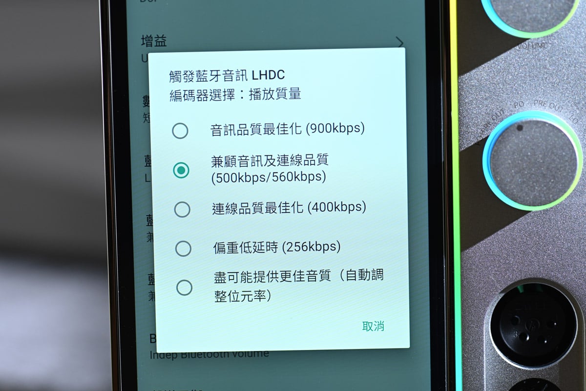 Fiio 繼 R7 之後，再下一城，推出再加強的 R9，採用了更多的 Hi-Fi 級設計。其實市面上已有不少 Hi-Fi 級的串流與媒體機，不過 Hi-Fi 類串流機有其一套的操作方式、操作介面，與一些由玩耳機、DAP 一路走過來的朋友所慣用的方式有所不同，所以像 Fiio R9 用自家 DAP 延伸出來的系統進入 Hi-Fi 的領域，以耳機用家為先，另闢一條 Hi-Fi 之路。