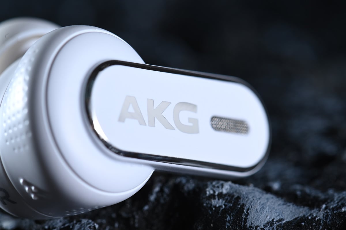 AKG 於 CES 2024 公佈了 N5 Hybrid 和 N9 Hybrid 兩個無線耳機產品，近日終於在港正式開賣。其產品名稱「Hybrid」指的是無線連接方式，除了配備藍牙技術之外，還搭載 2.4GHz USB-C 適配器，無論在觀看電影、打機或透過 Zoom 視訊會議，都能做到聲畫同步，以及高品質的通話，對用家而言，的確有更高的投入感。