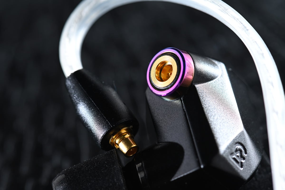 Campfire Audio 耳機一直以來的命名，都是以天空星宿星座來命名，最新的作品卻名為 Fathom。Fathom 一字有著深入探索的意思，同時也是測量水深的單位名詞，似乎 Campfire Audio 要帶大家從另一角度去探索新的體驗。