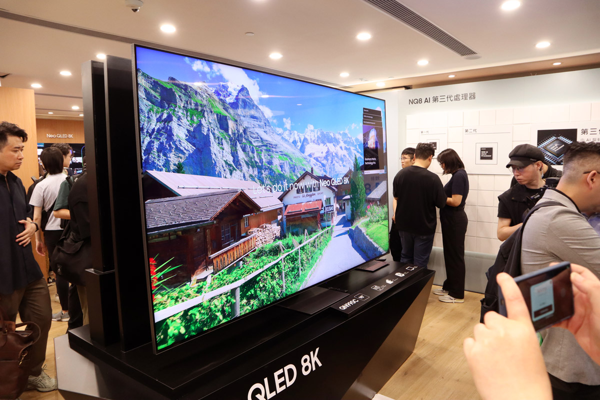 Samsung 今日（17/4）在港公佈推出劃時代 AI 電視，Neo QLED 及 OLED 電視系列中融入了全方位的人工智能技術，當中的 Neo QLED 8K QN900D 搭載了 NQ8 AI 第三代處理器， 大幅提升了影像處理能力，為用家帶來更智能、便捷的觀賞體驗。