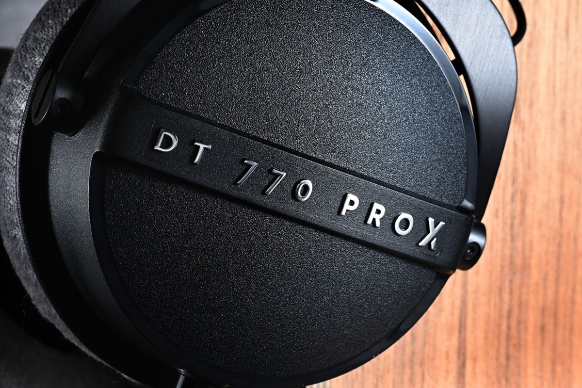 德國耳機名廠 Beyerdynamic 於 1924 年成立，今年剛好 100 周年，於是品牌亦特意推出了 DT 770 Pro X Limited Edition 作為百周年紀念作。這款耳機的外殼以 1985 年 DT 770 Pro 作為設計藍本，同樣是封閉式設計，並內置了 DT 700 Pro X 的新世代 Stellar.45 動圈單元，以及追加可換線設計，造就了一款新舊交融的耳機產品。