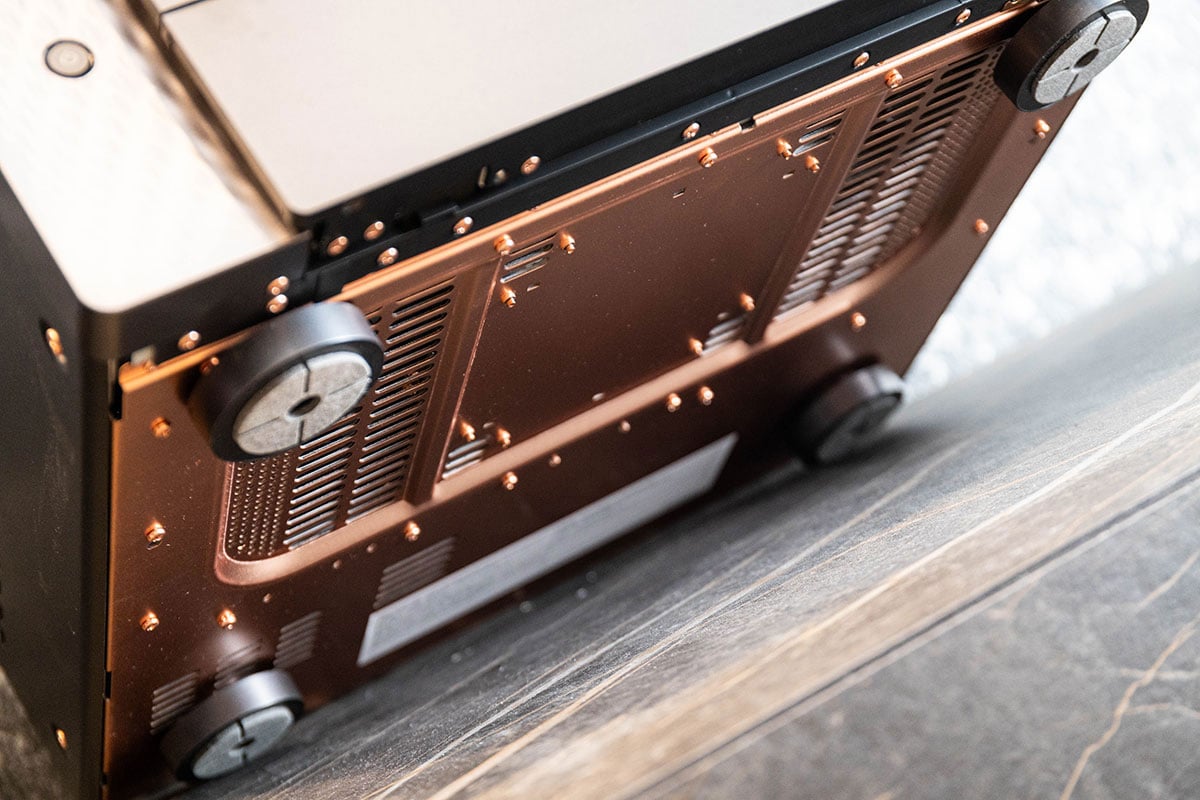 Marantz 繼中高階型號 CINEMA 40 以及旗艦前後級 AV 10、AMP 10 之後，等待已久的旗艦合併機 CINEMA 30 也終於正式登場。11.4 聲道輸出、支援 Dolby Atmos 以至 DTS:X Pro 等 3D 音效及 Dirac Live 調聲。作為自家頂級 AV 合併機旗艦，CINEMA 30 不止是簡單的聲道、功能增加，用料、設計上也有不少提升，而且聲效更相當有「電影感」！
