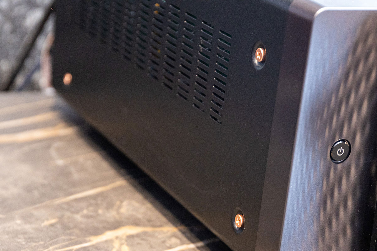 Marantz 繼中高階型號 CINEMA 40 以及旗艦前後級 AV 10、AMP 10 之後，等待已久的旗艦合併機 CINEMA 30 也終於正式登場。11.4 聲道輸出、支援 Dolby Atmos 以至 DTS:X Pro 等 3D 音效及 Dirac Live 調聲。作為自家頂級 AV 合併機旗艦，CINEMA 30 不止是簡單的聲道、功能增加，用料、設計上也有不少提升，而且聲效更相當有「電影感」！