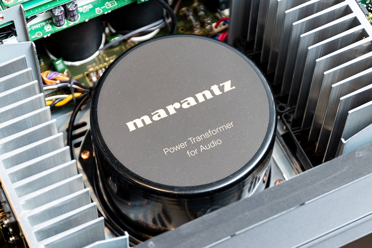 Marantz 繼中高階型號 CINEMA 40 以及旗艦前後級 AV 10、AMP 10 之後，等待已久的旗艦合併機 CINEMA 30 也終於正式登場。11.4 聲道輸出、支援 Dolby Atmos 以至 DTS:X Pro 等 3D 音效及 Dirac Live 調聲。作為自家頂級 AV 合併機旗艦，CINEMA 30 不止是簡單的聲道、功能增加，用料、設計上也有不少提升，而且聲效更相當有「電影感」！