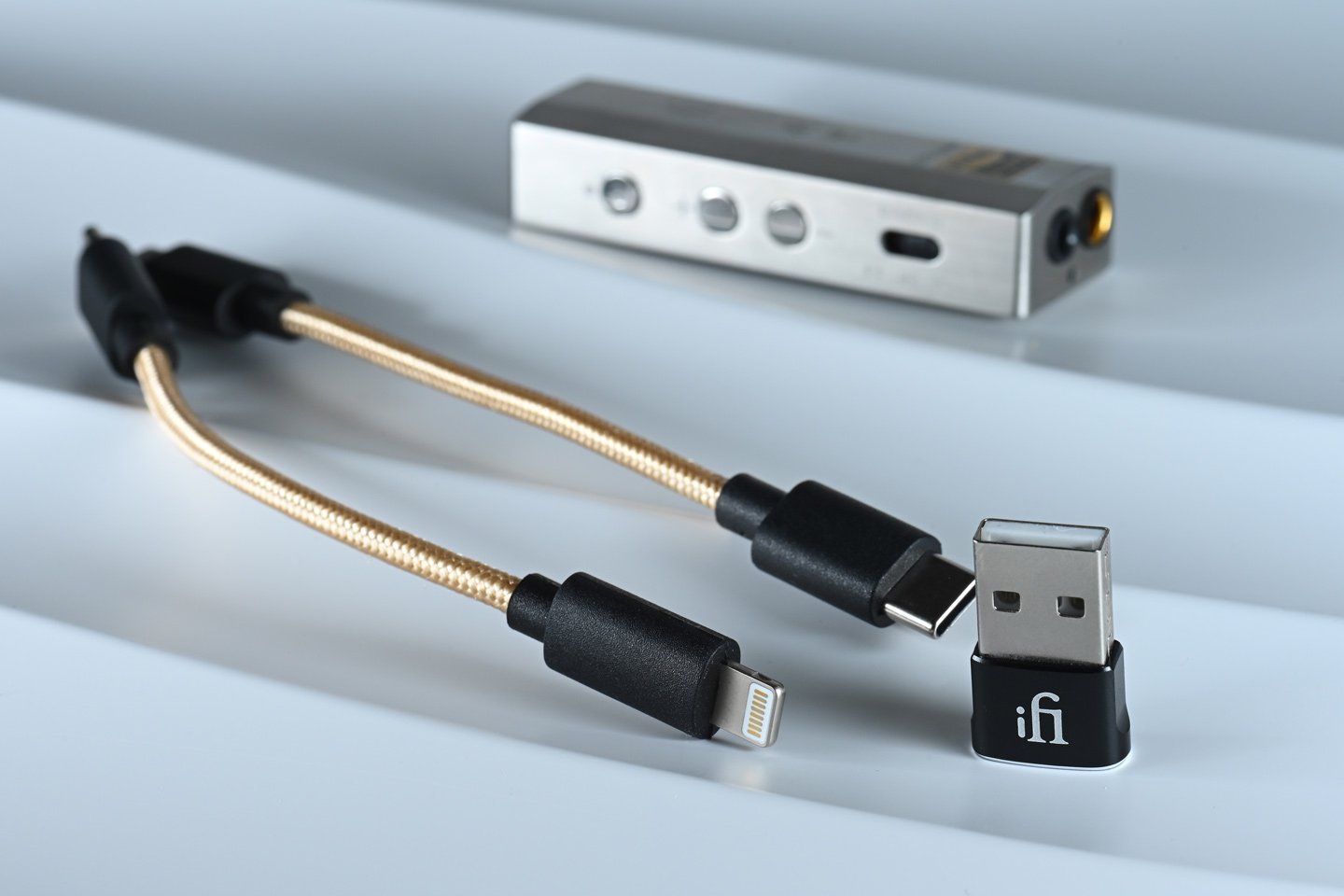 相信大家對這類流動解碼耳擴產品都不感陌生，單是 iFi 也介紹過 GO link、GO Blu、GO bar，而今次的 GO bar Kensei，顧名思義是 GO bar 的升級版，同屬高階系列款式。外殼改用上日本製的不鏽鋼製造，提供豐富的設定選項，還新增了 K2HD 音訊處理功能。