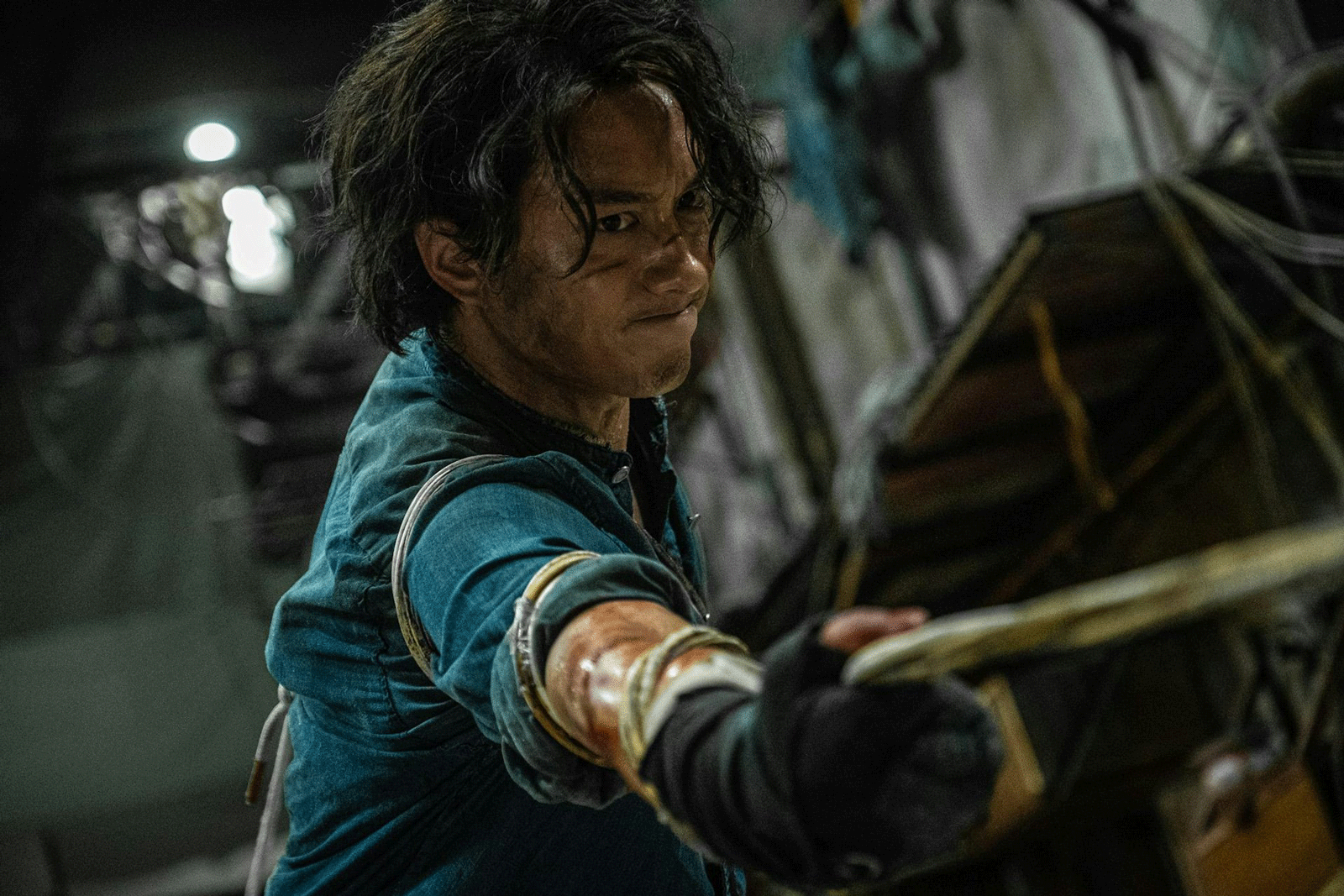 鄭保瑞新作《九龍城寨之圍城》（下稱《九龍城寨》）有一句意蘊悠長的宣傳標語：「離不開，留不低」，點明離去與留下「之間」模糊、曖昧的狀態 / 地帶，不完全歸屬任何一方，以此形容昔日「三不管」的九龍城寨可謂再貼切不過。
