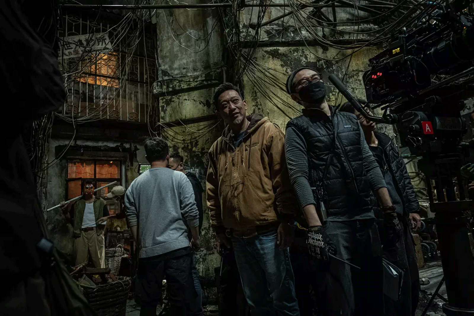 鄭保瑞新作《九龍城寨之圍城》（下稱《九龍城寨》）有一句意蘊悠長的宣傳標語：「離不開，留不低」，點明離去與留下「之間」模糊、曖昧的狀態 / 地帶，不完全歸屬任何一方，以此形容昔日「三不管」的九龍城寨可謂再貼切不過。