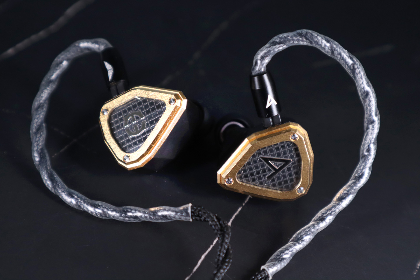 ECT 毅智科技代理的兩大品牌 Astell&Kern 和 FlipEars 最近紛紛推出新品，分別有 Astell&Kern 全新型號 A&ultima SP3000T 真空管播放器，以及與 Empire Ears 再度聯乘推出的 Novus 入耳式耳機。另有 FlipEars 最新升級之作 Aurora XXIV 和 Zurq XXIV，均換上全新動圈單元設計。