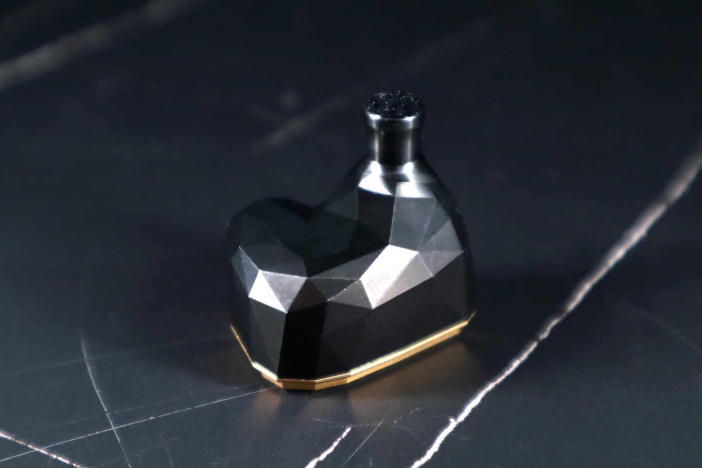 ECT 毅智科技代理的兩大品牌 Astell&Kern 和 FlipEars 最近紛紛推出新品，分別有 Astell&Kern 全新型號 A&ultima SP3000T 真空管播放器，以及與 Empire Ears 再度聯乘推出的 Novus 入耳式耳機。另有 FlipEars 最新升級之作 Aurora XXIV 和 Zurq XXIV，均換上全新動圈單元設計。