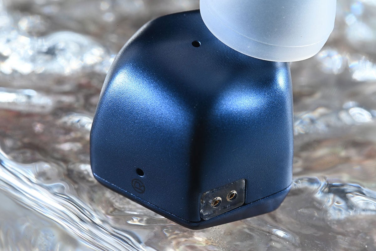 第一次見到 Project Ace 的外形，本能就覺得是 FAudio 的出品，但細睇又見到另一邊耳機上的 HiBy 標誌，原來 Project Ace 是 HiBy 聯乘 FAudio 推出的入耳式耳機。HiBy 近年的 DAP 可算叫好叫座，性價比相當高；而 FAudio 推出的 Major、Dark Sky 等都是自己最喜歡的動圈耳機，也是長期用家。所以本來就對兩者合作推出的 Project Ace 表現有不少期待，再睇埋價錢，有機會成為 $2,000 樓下最佳之選？