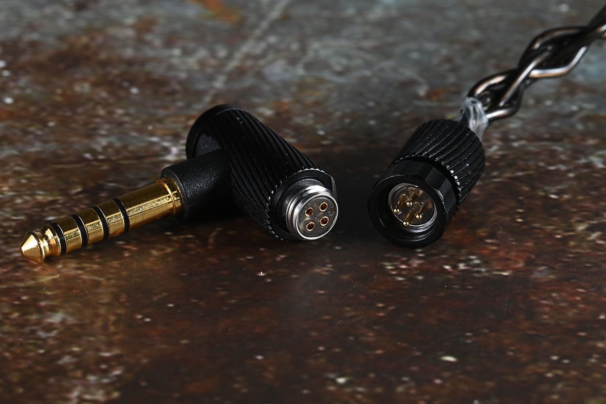 第一次見到 Project Ace 的外形，本能就覺得是 FAudio 的出品，但細睇又見到另一邊耳機上的 HiBy 標誌，原來 Project Ace 是 HiBy 聯乘 FAudio 推出的入耳式耳機。HiBy 近年的 DAP 可算叫好叫座，性價比相當高；而 FAudio 推出的 Major、Dark Sky 等都是自己最喜歡的動圈耳機，也是長期用家。所以本來就對兩者合作推出的 Project Ace 表現有不少期待，再睇埋價錢，有機會成為 $2,000 樓下最佳之選？