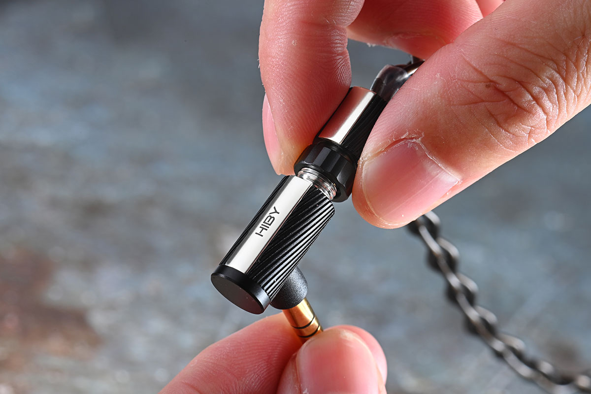 第一次見到 Project Ace 的外形，本能就覺得是 FAudio 的出品，但細睇又見到另一邊耳機上的 HiBy 標誌，原來 Project Ace 是 HiBy 聯乘 FAudio 推出的入耳式耳機。HiBy 近年的 DAP 可算叫好叫座，性價比相當高；而 FAudio 推出的 Major、Dark Sky 等都是自己最喜歡的動圈耳機，也是長期用家。所以本來就對兩者合作推出的 Project Ace 表現有不少期待，再睇埋價錢，有機會成為 $2,000 樓下最佳之選？