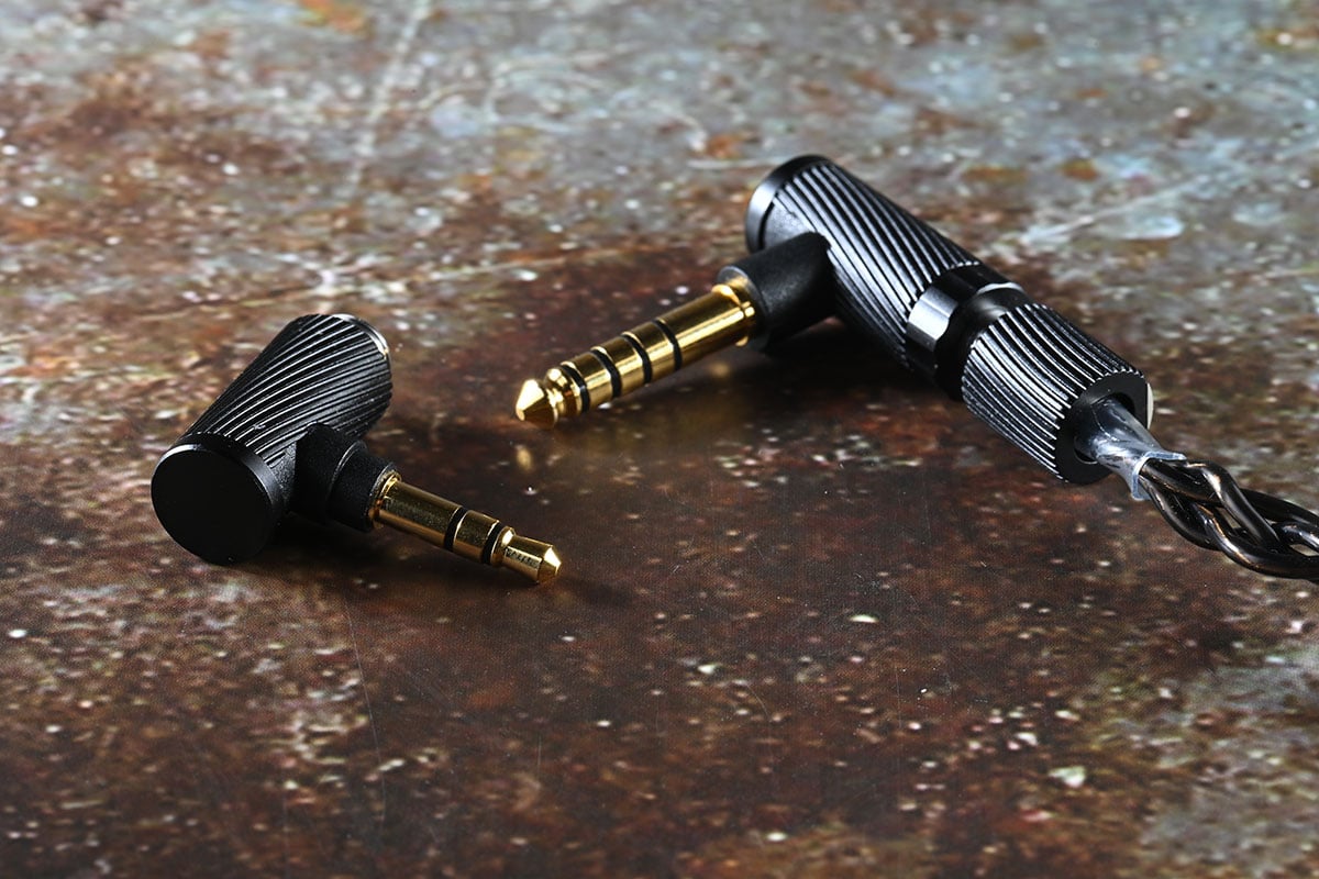 第一次見到 Project Ace 的外形，本能就覺得是 FAudio 的出品，但細睇又見到另一邊耳機上的 HiBy 標誌，原來 Project Ace 是 HiBy 聯乘 FAudio 推出的入耳式耳機。HiBy 近年的 DAP 可算叫好叫座，性價比相當高；而 FAudio 推出的 Major、Dark Sky 等都是自己最喜歡的動圈耳機，也是長期用家。所以本來就對兩者合作推出的 Project Ace 表現有不少期待，再睇埋價錢，有機會成為 $2,000 樓下最佳之選？