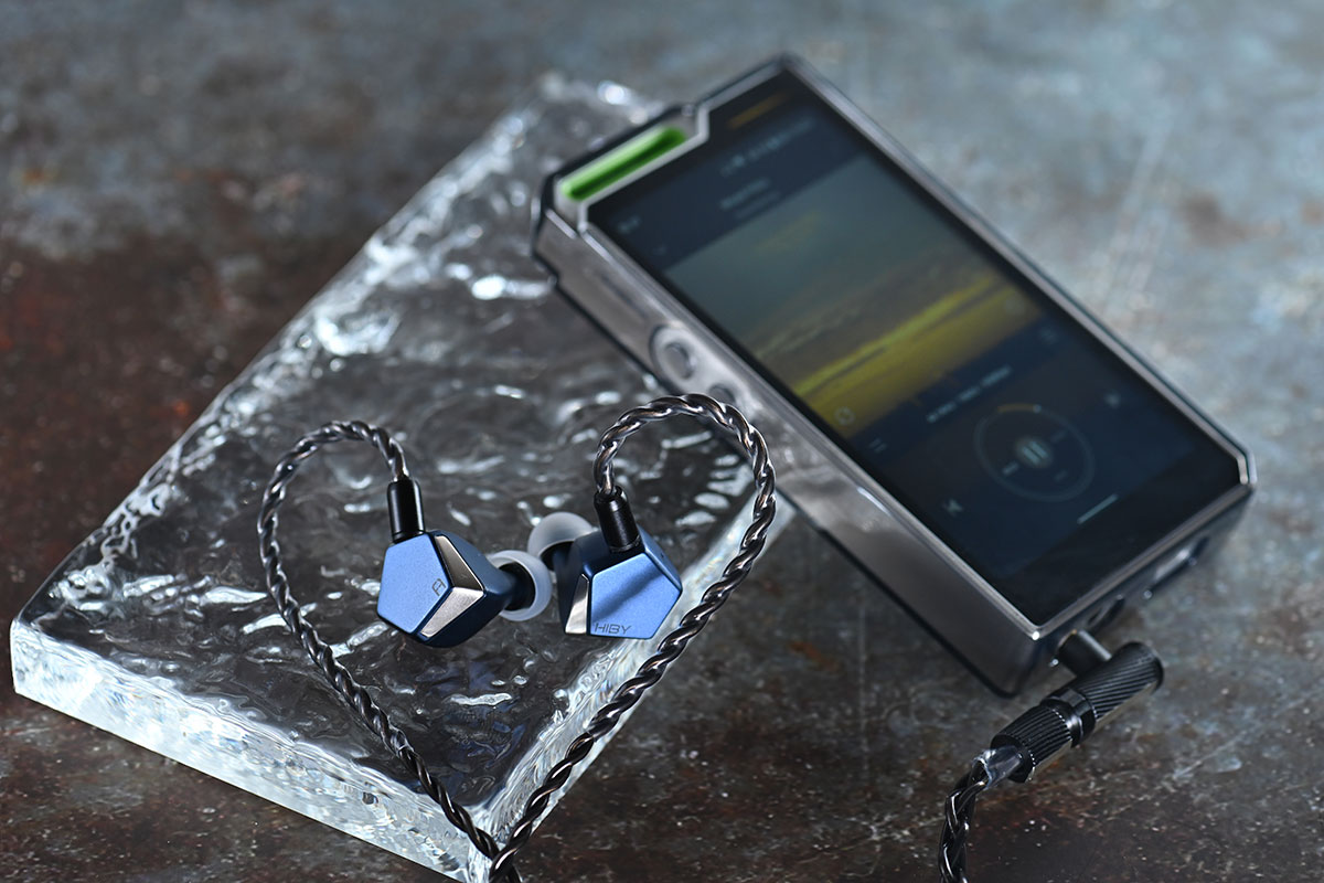 第一次見到 Project Ace 的外形，本能就覺得是 FAudio 的出品，但細睇又見到另一邊耳機上的 HiBy 標誌，原來 Project Ace 是 HiBy 聯乘 FAudio 推出的入耳式耳機。HiBy 近年的 DAP 可算叫好叫座，性價比相當高；而 FAudio 推出的 Major、Dark Sky 等都是自己最喜歡的動圈耳機，也是長期用家。所以本來就對兩者合作推出的 Project Ace 表現有不少期待，再睇埋價錢，有機會成為 $2,000 樓下最佳之選？