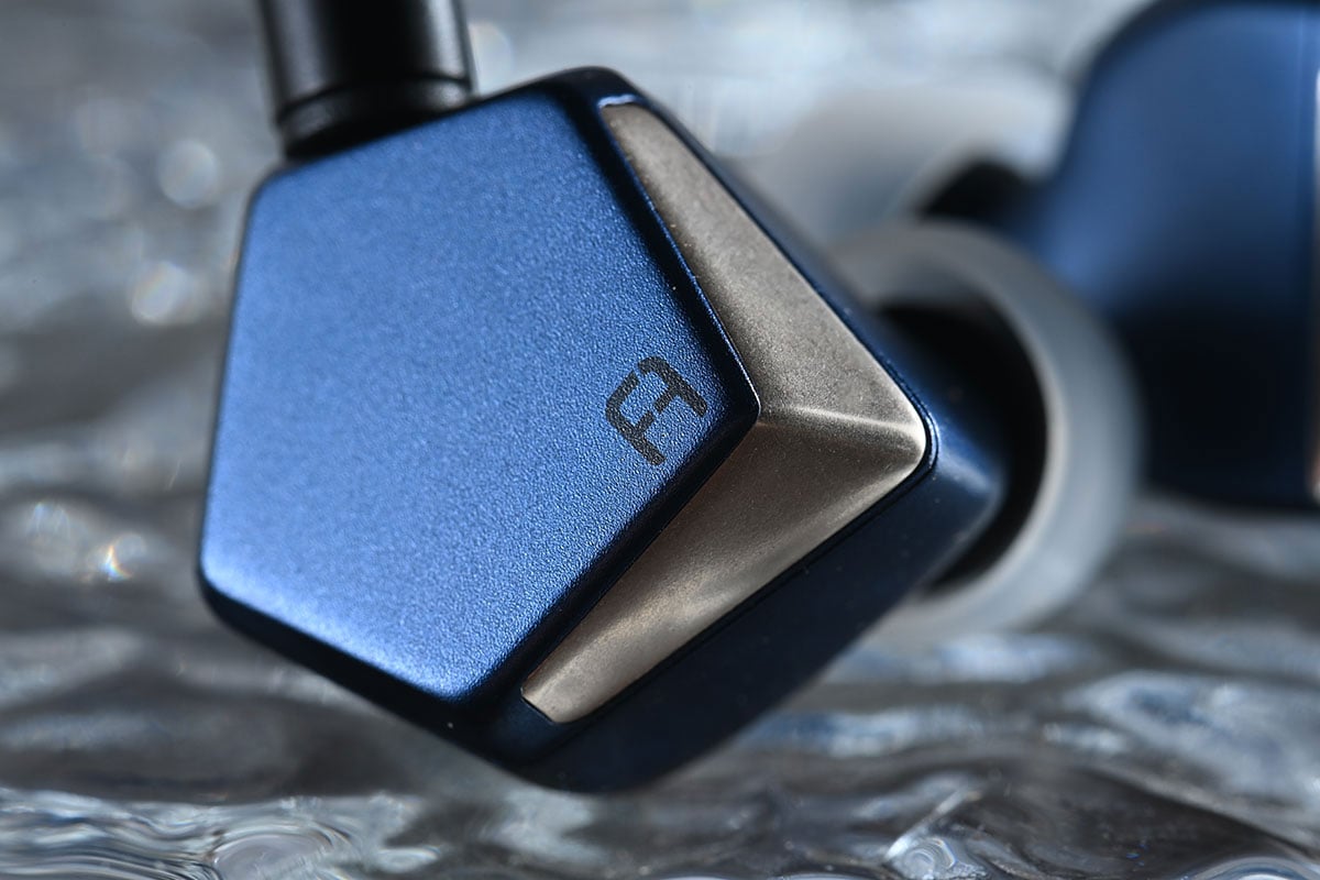 第一次見到 Project Ace 的外形，本能就覺得是 FAudio 的出品，但細睇又見到另一邊耳機上的 HiBy 標誌，原來 Project Ace 是 HiBy 聯乘 FAudio 推出的入耳式耳機。HiBy 近年的 DAP 可算叫好叫座，性價比相當高；而 FAudio 推出的 Major、Dark Sky 等都是自己最喜歡的動圈耳機，也是長期用家。所以本來就對兩者合作推出的 Project Ace 表現有不少期待，再睇埋價錢，有機會成為 $2,000 樓下最佳之選？