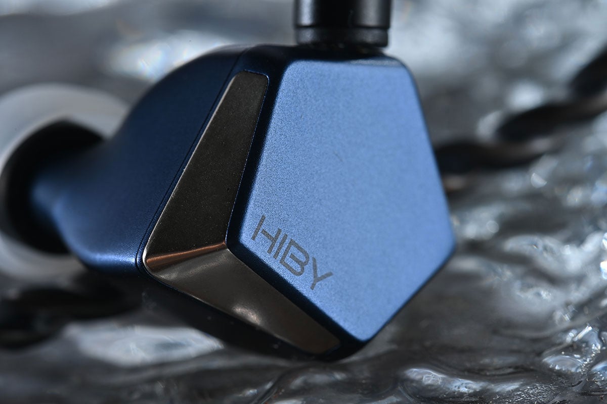 第一次見到 Project Ace 的外形，本能就覺得是 FAudio 的出品，但細睇又見到另一邊耳機上的 HiBy 標誌，原來 Project Ace 是 HiBy 聯乘 FAudio 推出的入耳式耳機。HiBy 近年的 DAP 可算叫好叫座，性價比相當高；而 FAudio 推出的 Major、Dark Sky 等都是自己最喜歡的動圈耳機，也是長期用家。所以本來就對兩者合作推出的 Project Ace 表現有不少期待，再睇埋價錢，有機會成為 $2,000 樓下最佳之選？
