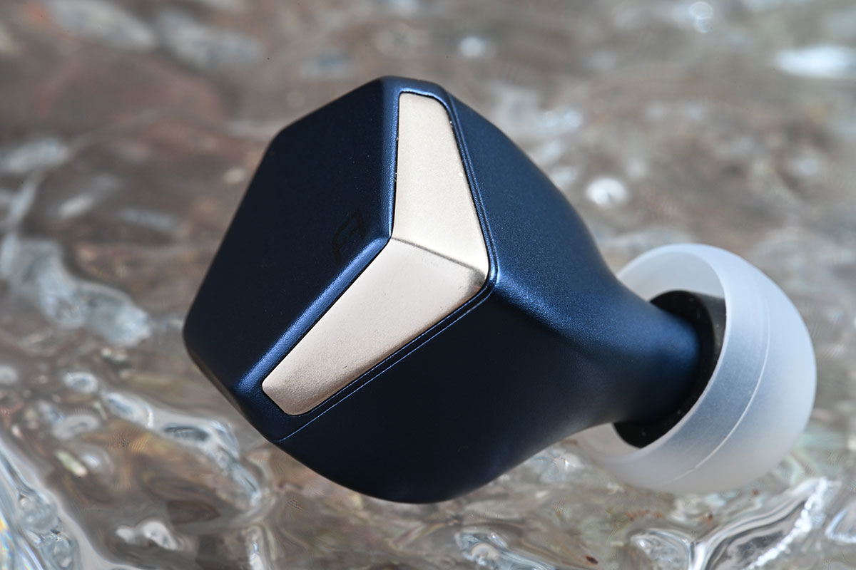 第一次見到 Project Ace 的外形，本能就覺得是 FAudio 的出品，但細睇又見到另一邊耳機上的 HiBy 標誌，原來 Project Ace 是 HiBy 聯乘 FAudio 推出的入耳式耳機。HiBy 近年的 DAP 可算叫好叫座，性價比相當高；而 FAudio 推出的 Major、Dark Sky 等都是自己最喜歡的動圈耳機，也是長期用家。所以本來就對兩者合作推出的 Project Ace 表現有不少期待，再睇埋價錢，有機會成為 $2,000 樓下最佳之選？