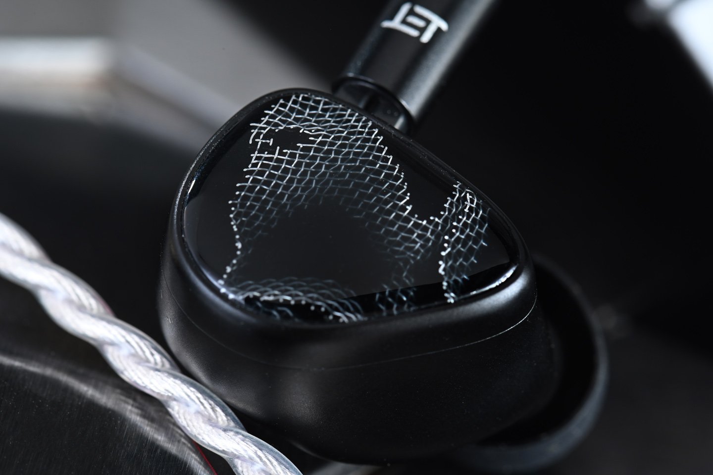 Noble Audio 最近動作多多、出機頻密，今次評測的是高階款式 Onyx（中文譯名：瑪瑙），其耳機外殼表面的設計參考了天然黑瑪瑙的紋理，在單元配置上亦進行全新嘗試，最特別之處是，用上更具備低失真、高反應力的 PZT 壓電陶瓷單元作為骨傳導之用，令中、高頻銜接更順暢、自然。