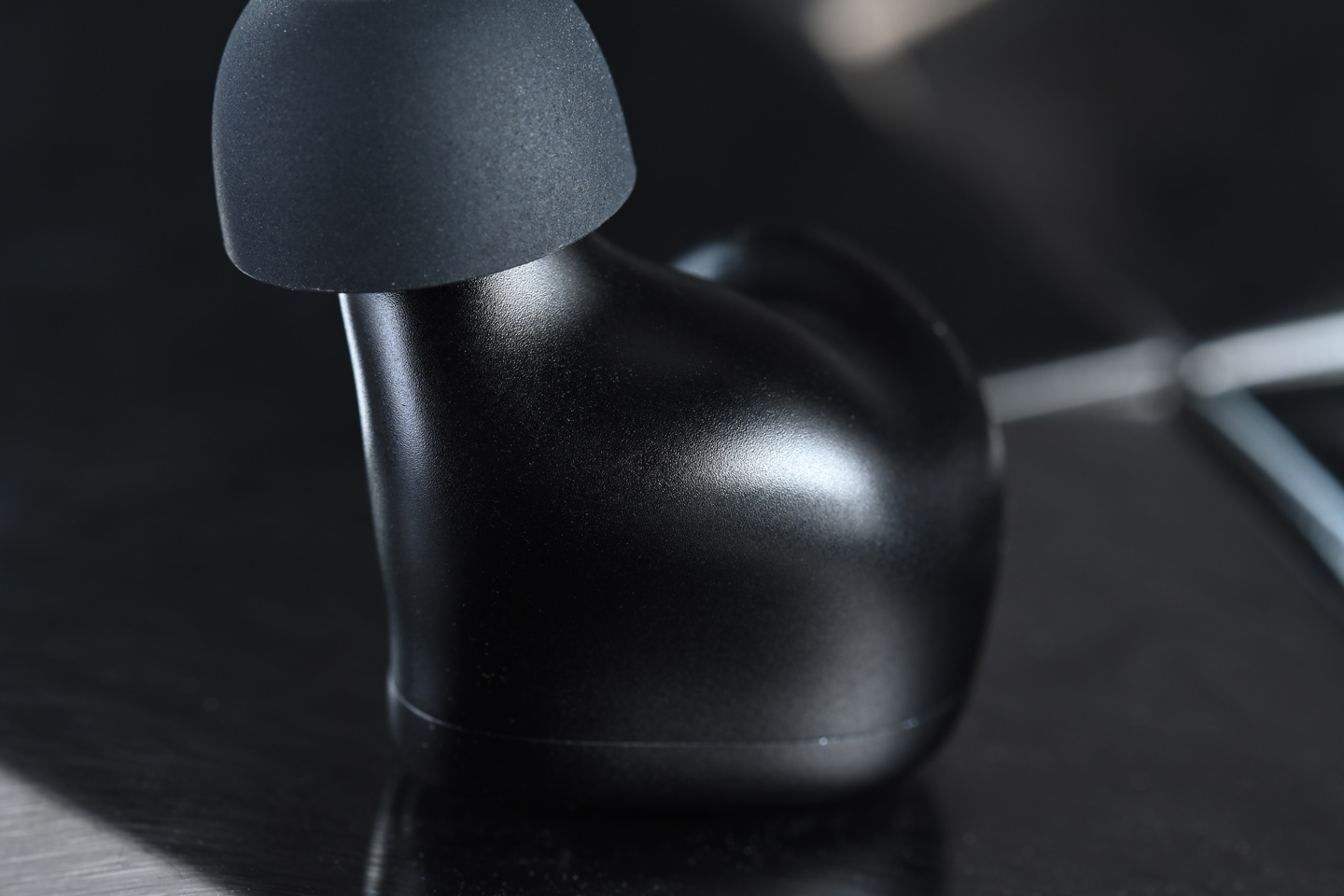 Noble Audio 最近動作多多、出機頻密，今次評測的是高階款式 Onyx（中文譯名：瑪瑙），其耳機外殼表面的設計參考了天然黑瑪瑙的紋理，在單元配置上亦進行全新嘗試，最特別之處是，用上更具備低失真、高反應力的 PZT 壓電陶瓷單元作為骨傳導之用，令中、高頻銜接更順暢、自然。
