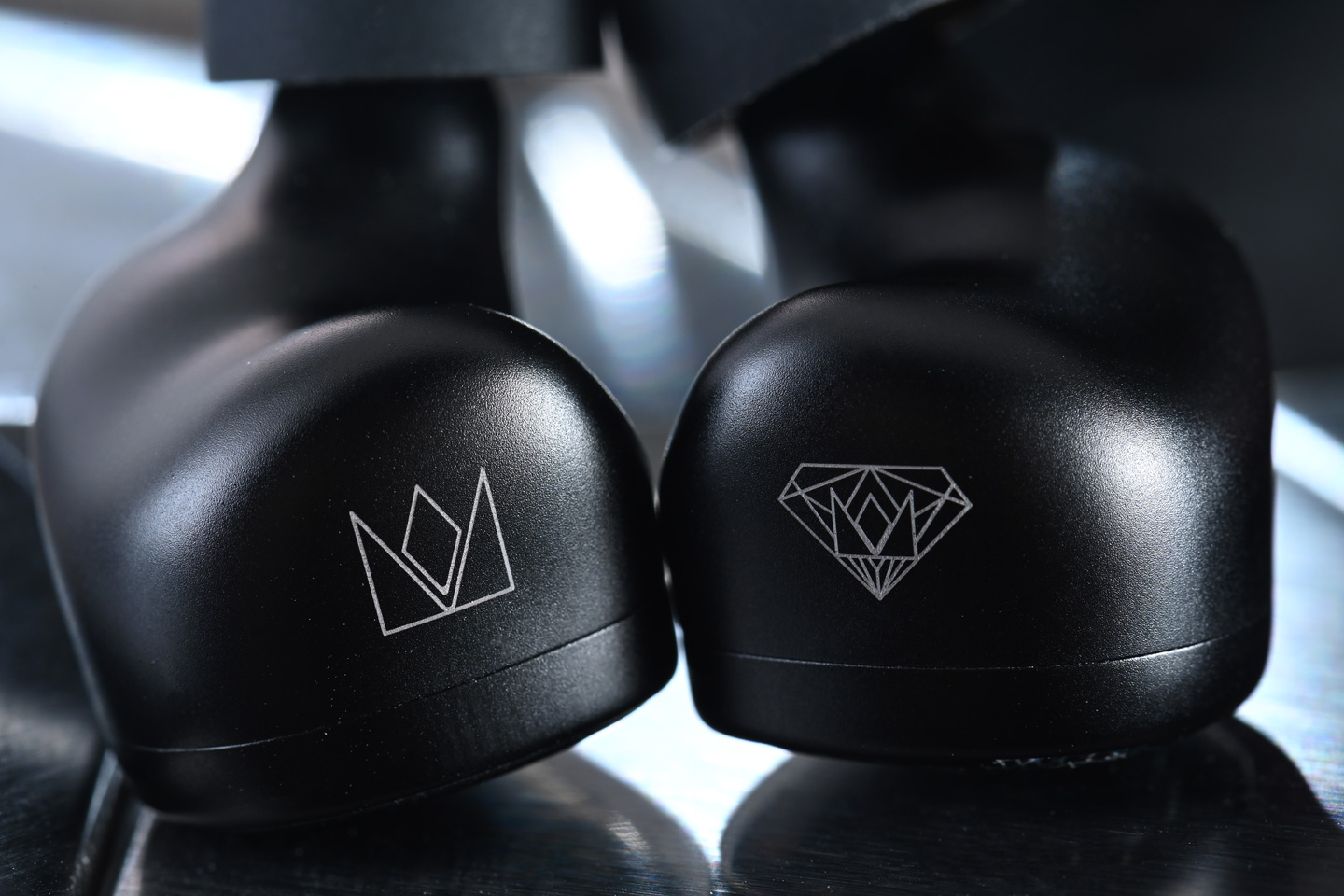 Noble Audio 最近動作多多、出機頻密，今次評測的是高階款式 Onyx（中文譯名：瑪瑙），其耳機外殼表面的設計參考了天然黑瑪瑙的紋理，在單元配置上亦進行全新嘗試，最特別之處是，用上更具備低失真、高反應力的 PZT 壓電陶瓷單元作為骨傳導之用，令中、高頻銜接更順暢、自然。
