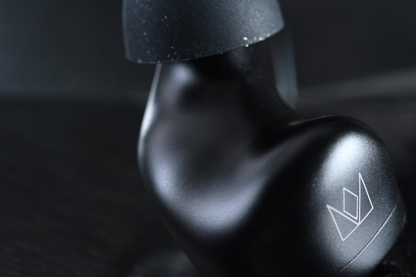 Noble Audio 最近動作多多、出機頻密，今次評測的是高階款式 Onyx（中文譯名：瑪瑙），其耳機外殼表面的設計參考了天然黑瑪瑙的紋理，在單元配置上亦進行全新嘗試，最特別之處是，用上更具備低失真、高反應力的 PZT 壓電陶瓷單元作為骨傳導之用，令中、高頻銜接更順暢、自然。