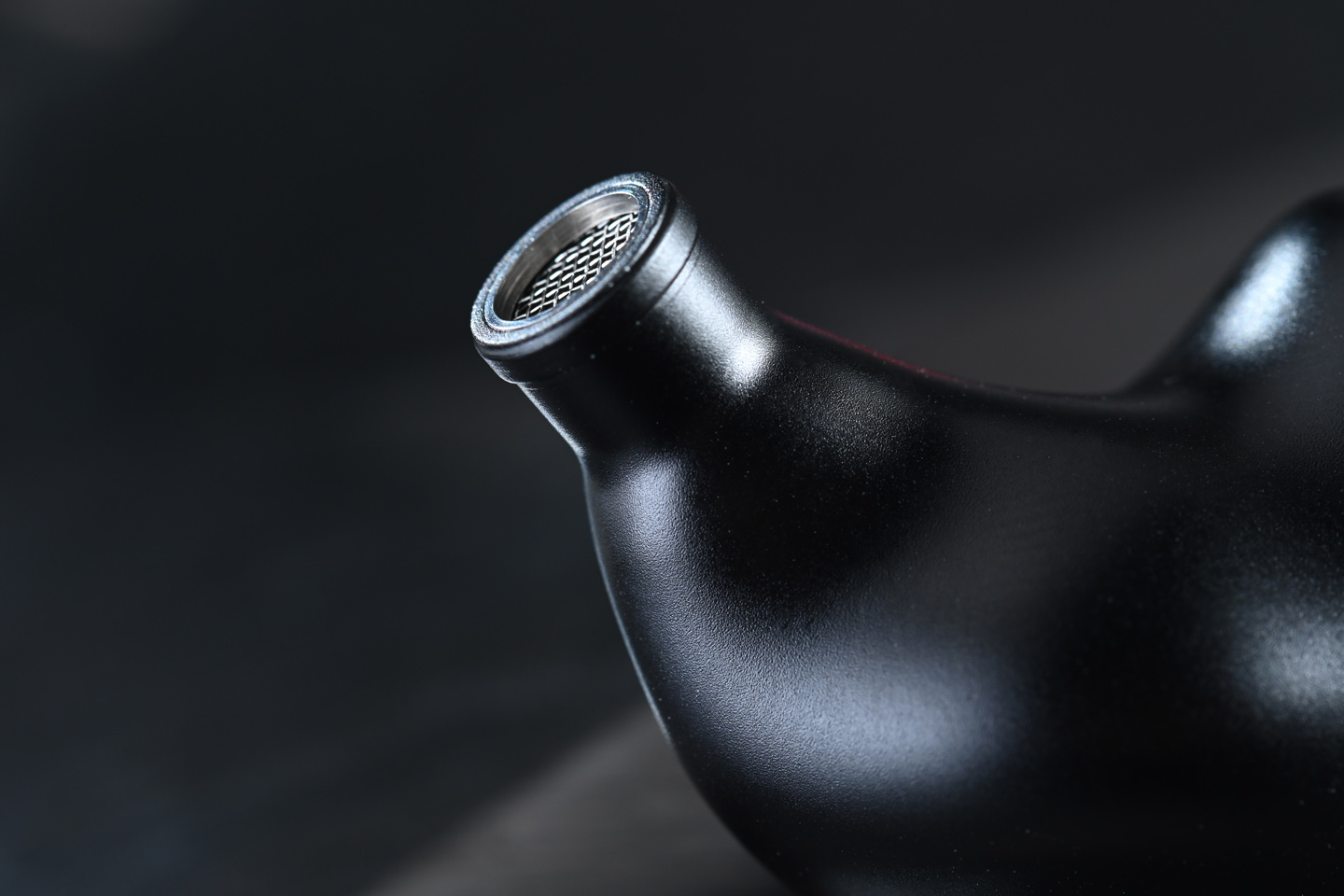 Noble Audio 最近動作多多、出機頻密，今次評測的是高階款式 Onyx（中文譯名：瑪瑙），其耳機外殼表面的設計參考了天然黑瑪瑙的紋理，在單元配置上亦進行全新嘗試，最特別之處是，用上更具備低失真、高反應力的 PZT 壓電陶瓷單元作為骨傳導之用，令中、高頻銜接更順暢、自然。